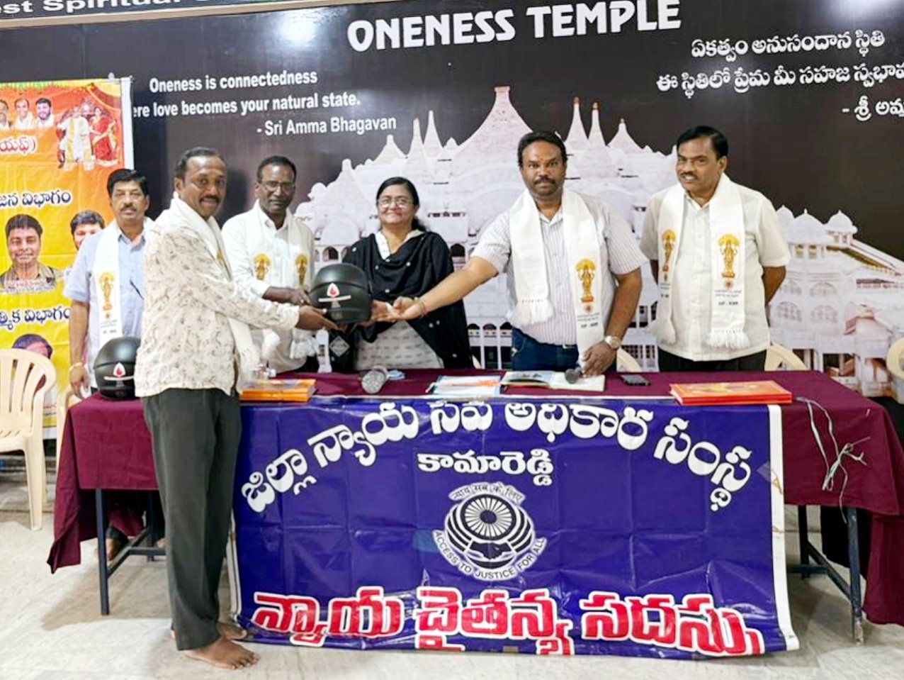 రక్తదాతలకు హెల్మెట్ లను అందజేసిన జిల్లా న్యాయ సేవాధికారిక సంస్థ కార్యదర్శి నాగరాణి  కామారెడ్డి నేటి ప్రభాత దర్శిని ప్రతినిధి కరుణాకర్ 